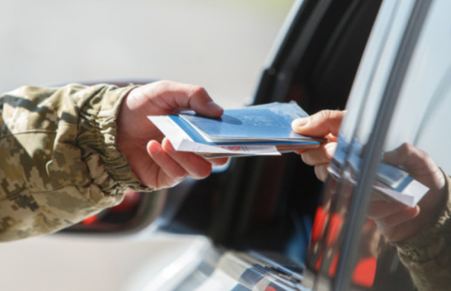 З 1 січня 2026 року змінюються правила виїзду за кордон чоловіків, які працюють у сфері медіа