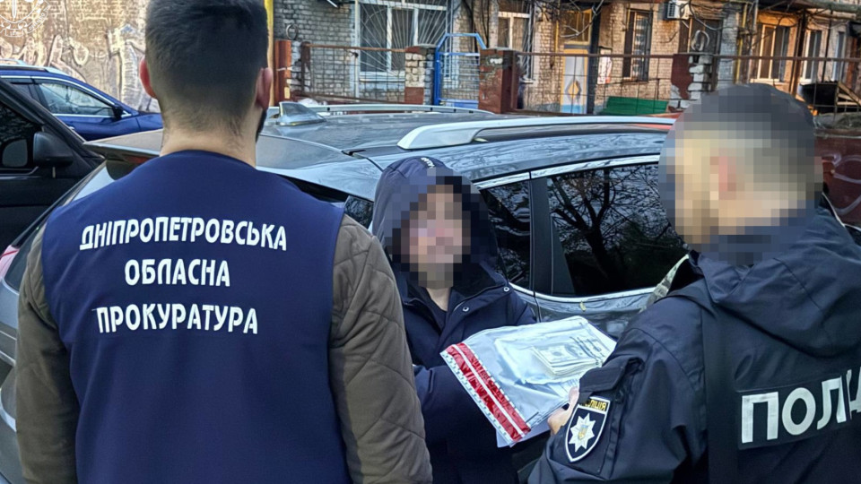 Переправляли через границу за 20 тысяч долларов: в Днепре двоим мужчинам объявили о подозрении