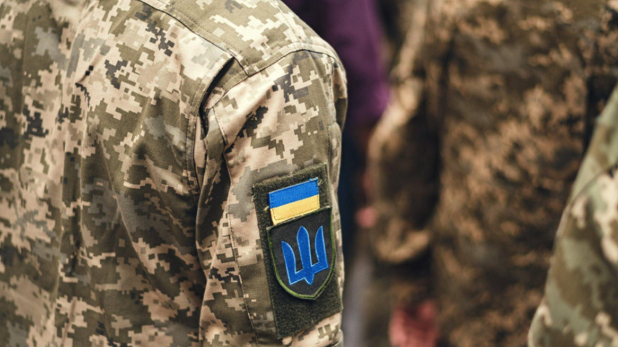 Суд должен учитывать волеизъявление военнослужащего при решении вопроса о приостановлении производства — постановление БП ВС