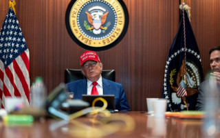 Адміністрація Трампа призупиняє видачу грін-карт та готує масштабну перевірку біженців, прийнятих за Байдена — AP