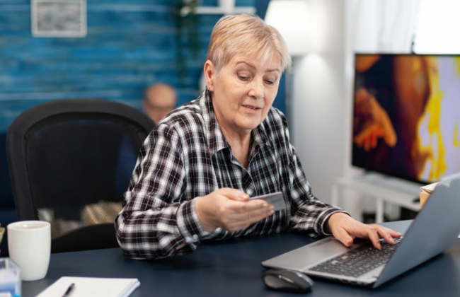 Пенсіонер продовжує ходити на роботу — чи можна одночасно отримувати повну пенсію і зарплату