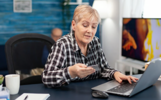 Пенсіонер продовжує ходити на роботу — чи можна одночасно отримувати повну пенсію і зарплату