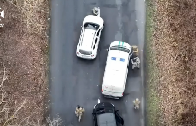 На Закарпатті інкасатори у броньовику з мигалками намагалися переправити  «клієнта» в Угорщину: відео