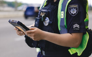 Поліцейські зможуть виносити термінові заборонні приписи просто зі службового планшета