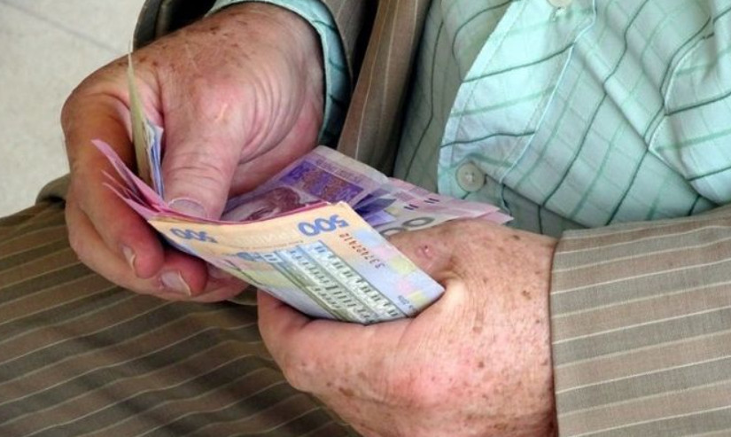 В ПФУ объяснили, почему 70-летнему пенсионеру могут не платить ежемесячную доплату в 300 грн
