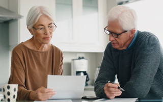 Працівник виходить на пенсію — чи може роботодавець вимагати заяву на звільнення