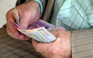 В ПФУ объяснили, почему 70-летнему пенсионеру могут не платить ежемесячную доплату в 300 грн