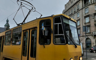 Пасажирка трамвая відсудила 36 тисяч гривень компенсації за травму під час падіння — деталі справи