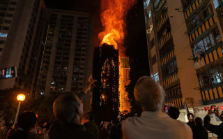 В Гонконге горит жилой комплекс: десятки погибших, сотни пропавших без вести – фото
