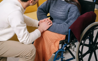 Інвалідність – не перепустка через кордон: суд не дозволив чоловіку супроводжувати дружину, яка потребує догляду