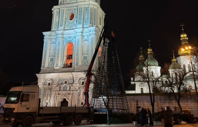 У Києві розпочали встановлення головної ялинки країни на Софіївській площі
