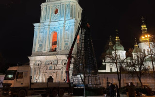 У Києві розпочали встановлення головної ялинки країни на Софійській площі