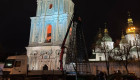 У Киеве начали устанавливать главную елку страны на Софийской площади