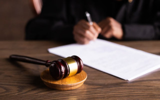 В Великобритании мужчина угрожал убить судью и адвоката: заседание прервали мгновенно