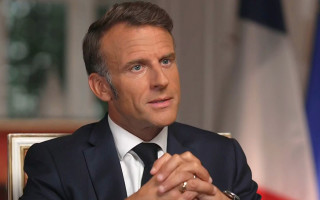 Макрон анонсував заборону смартфонів у старших класах шкіл із нового навчального року