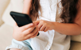 Австралия вводит запрет на соцсети для детей до 16 лет, несмотря на судебный иск