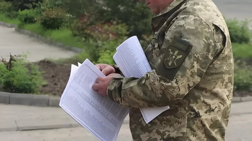 Могут ли ТЦК вручать повестки в гражданской одежде – разъяснение