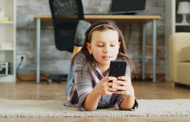 На Хмельниччине школьница звонила учителю и материлась в трубку — мать заплатит 850 гривен штрафа