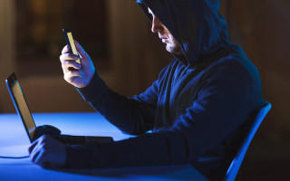 Шахраї знову активізувались: лякають «підозрілою операцією» та виманюють дані картки — як не потрапити в пастку