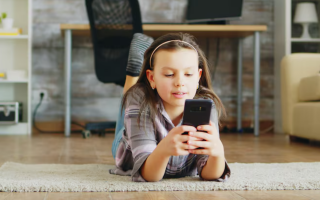 На Хмельниччині школярка телефонувала вчителю і матюкалась в слухавку — матір заплатить 850 гривень штрафу