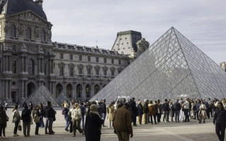 После грандиозного ограбления Лувр повысит цены на билеты