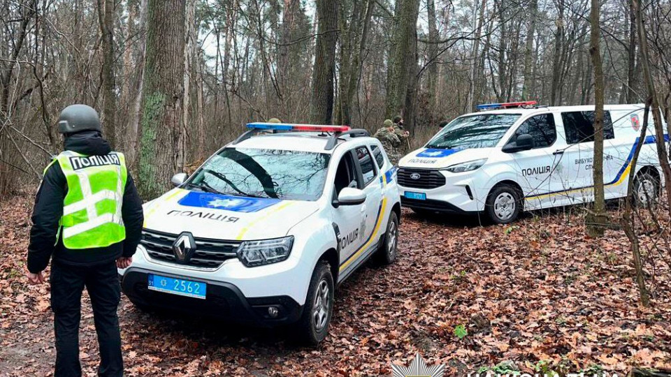 В Киеве на Оболони нашли обломки дрона со взрывными устройствами, фото