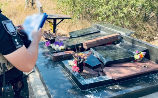 В Одесі судитимуть чоловіка, який зруйнував 86 пам’ятників на кладовищі