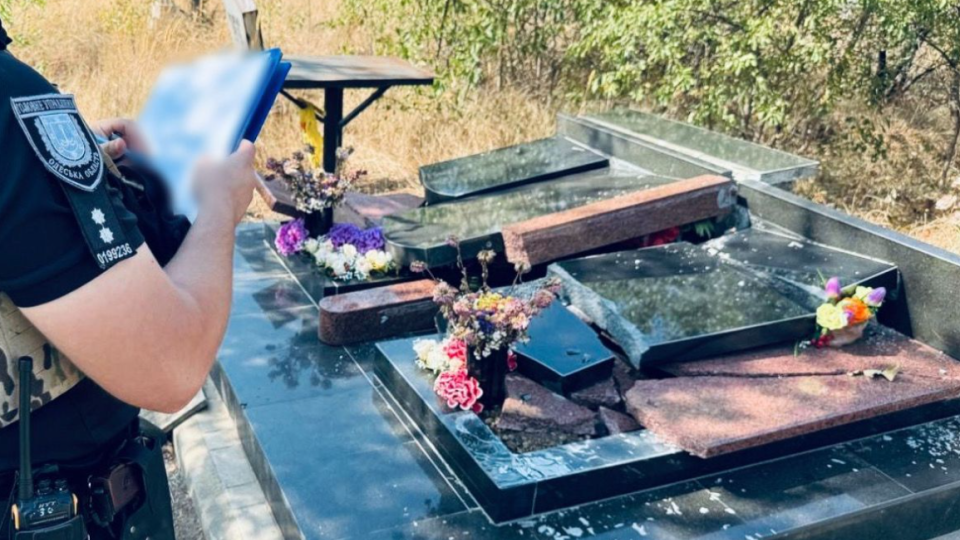 В Одессе будут судить мужчину, который разрушил 86 памятников на кладбище