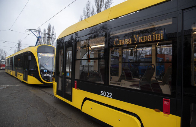 В Киеве на маршруты вышли новые низкопольные трамваи и автобусы — фото