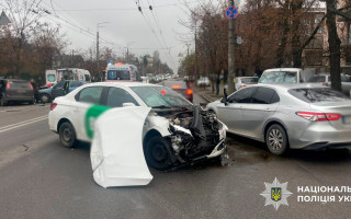 В Киеве произошло тройное ДТП с участием такси: двоих человек госпитализировали