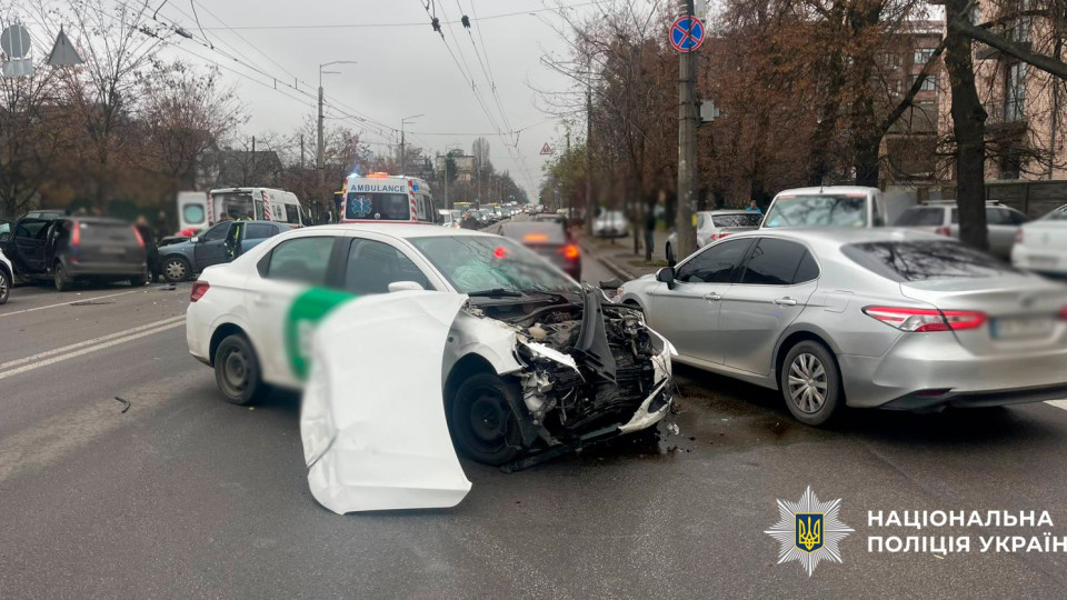 В Киеве произошло тройное ДТП с участием такси: двоих человек госпитализировали