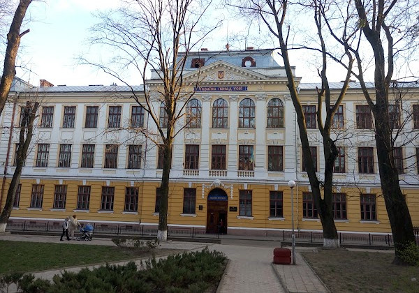 В Черновцах уволили учительницу, которая назвала ученика «скотиной» за просьбу говорить на украинском