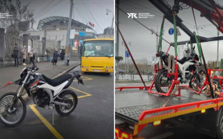 В Киеве впервые эвакуировали мотоцикл — оставили возле остановки общественного транспорта, фото