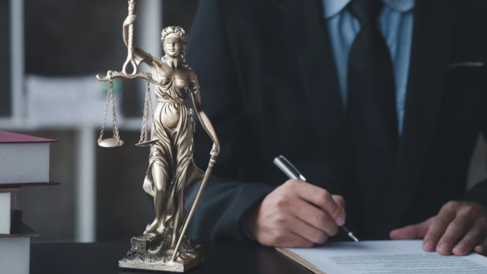 Адвокат в Британии погасил ипотеку средствами от наркоторговли своего брата