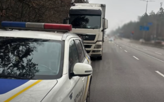 В Киеве водитель грузовика «победил» пластиковые столбики, но проиграл патрульным в ПДД: видео