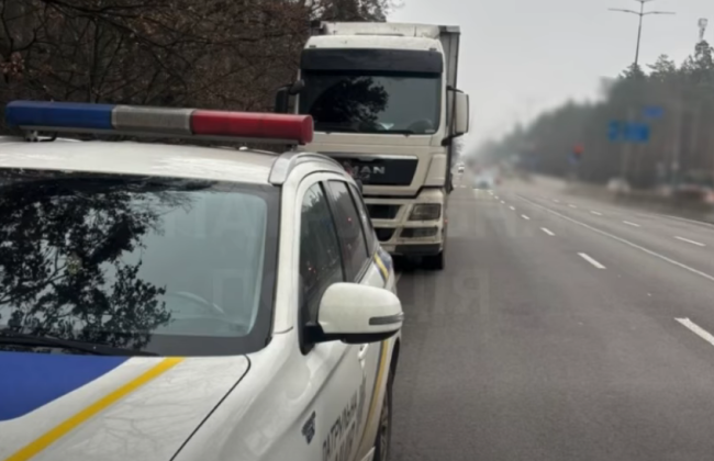 В Киеве водитель грузовика «победил» пластиковые столбики, но проиграл патрульным в ПДД: видео