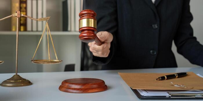 Британскому адвокату, дважды пойманному с кокаином, вернули право на практику