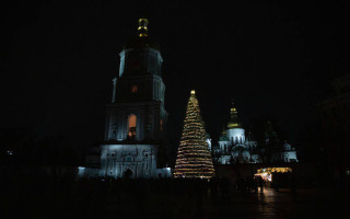 В Киеве зажгли огни на главной новогодней елке, фото