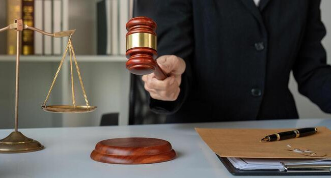 Британскому адвокату, дважды пойманному с кокаином, вернули право на практику