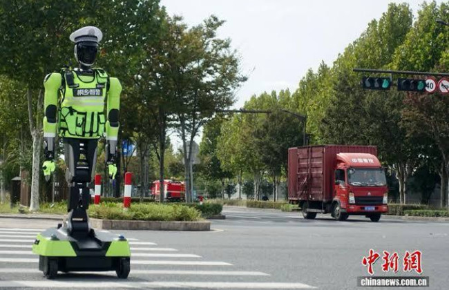 В Китае на дороги выпустили робота-регулировщика на базе ИИ