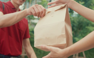 В США сервис доставки судится с Нью-Йорком, чтобы не повышать оплату курьерам