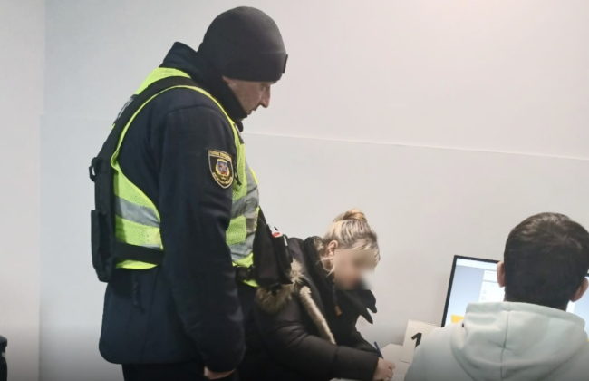 В Киевской области женщина спрятала микрокамеру в куртке, чтобы сдать теоретический экзамен по ПДД: тест аннулировали