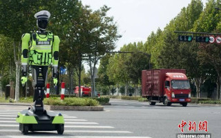 В Китае на дороги выпустили робота-регулировщика на базе ИИ
