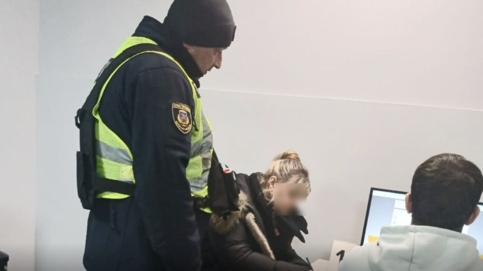 На Київщині жінка сховала мікрокамеру в куртці, щоб скласти теоретичний іспит з ПДР: тест  анулювали
