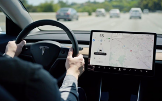 Маск заявив, що Tesla дозволяє водіям писати повідомлення за кермом — попри заборону в США
