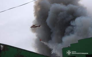 У Дніпрі після ракетного удару горять склади з медикаментами та шинами – чорний дим до неба