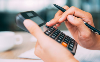 Нужно ли уплачивать ЕСВ украинцам, которые работают за границей: что говорит закон