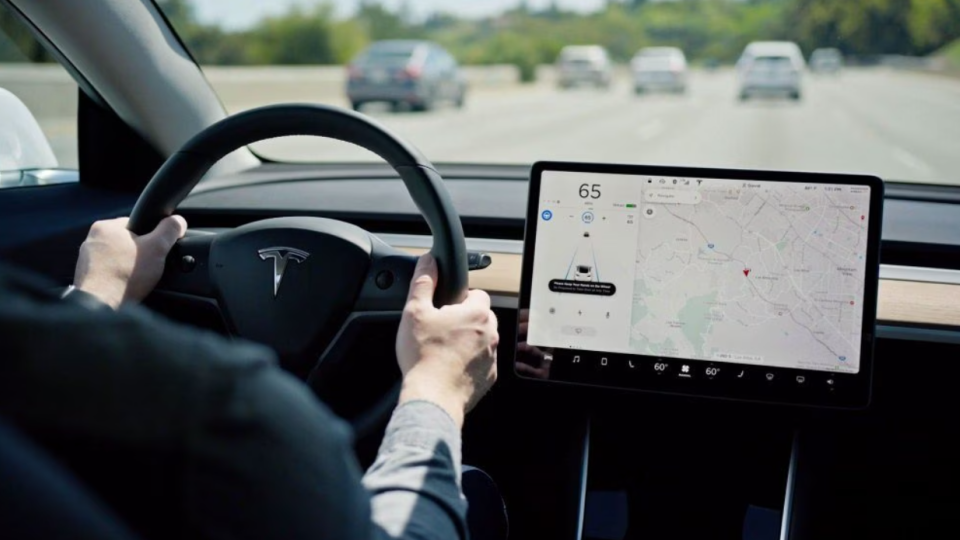 Маск заявив, що Tesla дозволяє водіям писати повідомлення за кермом — попри заборону в США