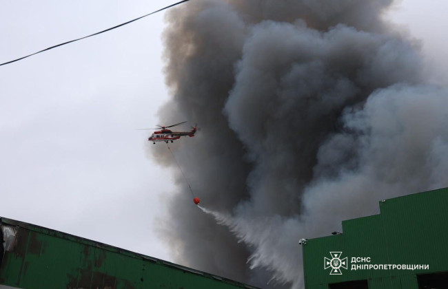 В Днепре после ракетного удара горят склады с медикаментами и шинами – черный дым в небо