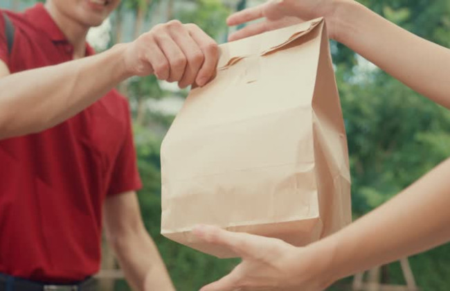 В США сервис доставки судится с Нью-Йорком, чтобы не повышать оплату курьерам